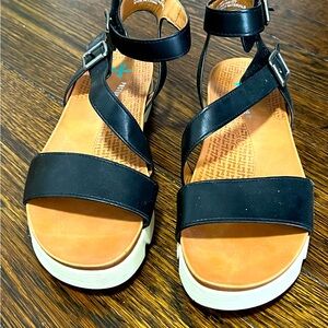 “Posture” by Bear Trap black platform sandals - never worn